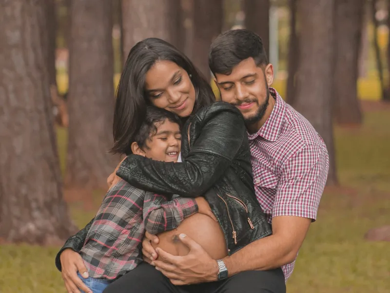 Família abraçada ao ar livre